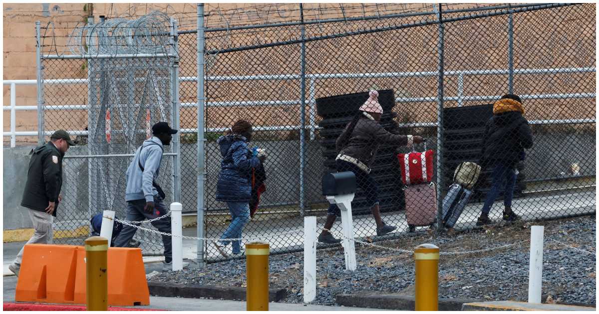 দ্বিতীয় মেয়াদে প্রেসিডেন্ট ডনাল্ড ট্রাম্পের অভিষেকের দিন ২০২৫ সালের ২০ জানুয়ারি মেক্সিকোর মাতামোরোস দিয়ে বি অ্যান্ড অ্যাম ব্রাউনসভিল-মাতামোরোস ইন্টারন্যাশনাল ব্রিজে সিবিপির সঙ্গে নির্ধারিত সাক্ষাৎকারে আসেন আশ্রয়প্রত্যাশীরা। ছবি: রয়টার্স